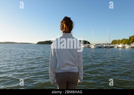 Vue arrière de la jeune femme asiatique qui regarde la vue sur la mer Banque D'Images