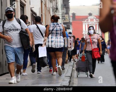 Lima, Pérou. 07th Mai 2020. « J'ai sauvé le monde aujourd'hui », est écrit sur le tee-shirt d'une femme avec un masque facial et un protège-bouche, qui marche dans la ville avec un chariot de magasinage. Dans la lutte contre la propagation du virus corona, le gouvernement péruvien a imposé un couvre-feu jusqu'en 10.05. Néanmoins, il y a beaucoup de gens dans les rues de la ville. Le pays sud-américain a confirmé la mort de 58526 personnes infectées par le Covid-19 et de 1627 coronavirus. Credit: Cesar Lanfranco/dpa/Alay Live News Banque D'Images