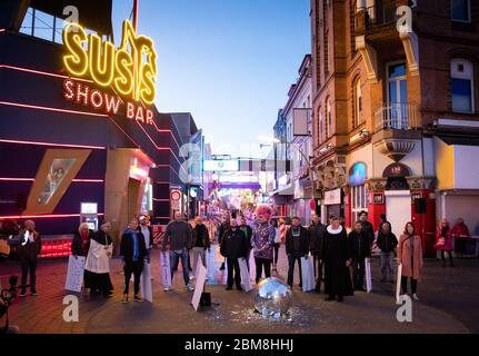 07 mai 2020, Hambourg: Olivia Jones (M), Drag queen et entrepreneur et d'autres participants d'une action de protestation des restaurateurs de quartier, club et propriétaires de pub manifestent avec une couronne symbolique en face d'une boule de disco brisée sur Beatles Platz, en face de la Große Freiheit sur la Reeperbahn. Dans le quartier culte de St Pauli à Hambourg, les propriétaires de bars et de pubs ont attiré l'attention sur leurs besoins existentiels jeudi soir en raison de la crise de Corona et ont demandé une aide financière supplémentaire. L'initiateur de l'action de protestation sur la Reeperbahn était la reine de drag Olivia Jones, qui dirige plusieurs bars dans la Banque D'Images