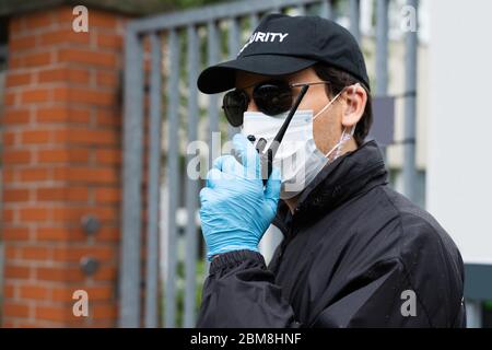 Garde de sécurité dans masque de visage parlant sur Talkie Walkie Banque D'Images