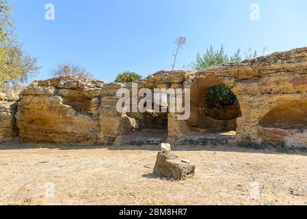 Ancienne muraille de ville avec tombes d'Arcosol dans la vallée des temples d'Agrigento, Sicile, Italie Banque D'Images