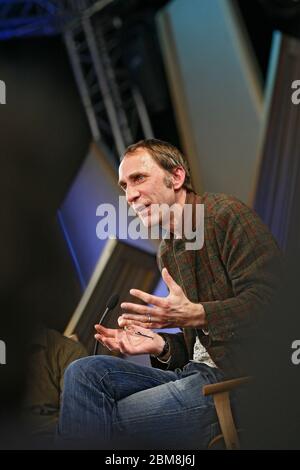 Will Self, journaliste et auteur parle à Sarfraz Manzoor, Hay Festival le 25 mai 2013. Hay-on-Wye, Powys, pays de Galles. ©PRWPhotography Banque D'Images