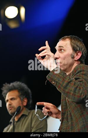 Will Self, journaliste et auteur parle à Sarfraz Manzoor, Hay Festival le 25 mai 2013. Hay-on-Wye, Powys, pays de Galles. ©PRWPhotography Banque D'Images