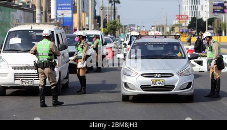 Lima, Pérou. 07th Mai 2020. Les policiers contrôlent les conducteurs pendant le couvre-feu imposé par le gouvernement contre la propagation du coronavirus. Le pays sud-américain a confirmé la mort de 58526 personnes infectées par le Covid-19 et de 1627 coronavirus. Credit: Cesar Lanfranco/dpa/Alay Live News Banque D'Images