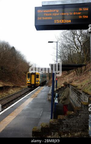 153303 avec au pain de sucre avec un service de Swansea - Shrewsbury. Banque D'Images