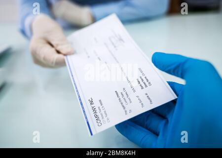 Remise du chèque de paie à l'employé dans gants Banque D'Images