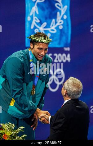 Ian Thorpe (AUS) remporte la médaille d'or dans le freestyle masculin de 400 mètres aux Jeux olympiques d'été de 2004 à Athènes. Banque D'Images