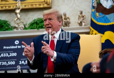 Le président américain Donald J. Trump fait des remarques lorsqu'il rencontre le gouverneur Greg Abbott (républicain du Texas) dans le bureau ovale de la Maison Blanche à Washington, DC, le jeudi 7 mai 2020. Crédit : Doug Mills/Pool via CNP | utilisation dans le monde entier Banque D'Images