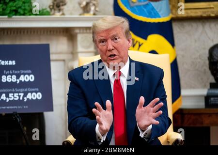 Le président américain Donald J. Trump fait des remarques lorsqu'il rencontre le gouverneur Greg Abbott (républicain du Texas) dans le bureau ovale de la Maison Blanche à Washington, DC, le jeudi 7 mai 2020. Crédit : Doug Mills/Pool via CNP | utilisation dans le monde entier Banque D'Images