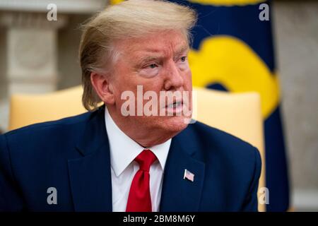 Le président américain Donald J. Trump fait des remarques lorsqu'il rencontre le gouverneur Greg Abbott (républicain du Texas) dans le bureau ovale de la Maison Blanche à Washington, DC, le jeudi 7 mai 2020. Crédit : Doug Mills/Pool via CNP | utilisation dans le monde entier Banque D'Images