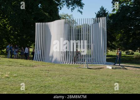 Blanc Summer House Pavilion Serpentine Galleries Serpentine Pavilion 2016, Kensington Gardens, Londres, W2 3XA par Asif Khan Banque D'Images