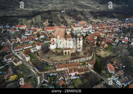 Vue aérienne du paysage urbain de la ville de Biertan Eglise fortifiée, Transylvanie, Roumanie, Europe Banque D'Images