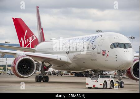 Glasgow, Royaume-Uni. 25 août 2019. Avion Airbus A350-1000 Virgin Atlantic vu à l'aéroport international de Glasgow pour la formation de pilotes. Le tout nouveau jumbo jet de Virgin est doté d'un nouvel espace social « loft » avec canapés en classe affaires, et orné avec élégance par l'enregistrement G-VLUX. L'appareil tout entier aura également accès à une connexion Wi-Fi haut débit. Virgin Atlantic a commandé un total de 12 Airbus A350-1000s. Ils devraient tous rejoindre la flotte d'ici 2021 pour une commande d'une valeur estimée à 4.4 milliards de dollars (3.36 milliards de livres sterling). Crédit : Colin Fisher/Alay Live News. Banque D'Images