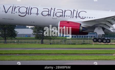 Glasgow, Royaume-Uni. 25 août 2019. Avion Airbus A350-1000 Virgin Atlantic vu à l'aéroport international de Glasgow pour la formation de pilotes. Le tout nouveau jumbo jet de Virgin est doté d'un nouvel espace social « loft » avec canapés en classe affaires, et orné avec élégance par l'enregistrement G-VLUX. L'appareil tout entier aura également accès à une connexion Wi-Fi haut débit. Virgin Atlantic a commandé un total de 12 Airbus A350-1000s. Ils devraient tous rejoindre la flotte d'ici 2021 pour une commande d'une valeur estimée à 4.4 milliards de dollars (3.36 milliards de livres sterling). Crédit : Colin Fisher/Alay Live News. Banque D'Images