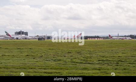 Glasgow, Royaume-Uni. 25 août 2019. Photo : 3 avions Jumbos à Glasgow, ce qui est une vue rare; (à droite) avion Airbus A350-1000 Virgin Atlantic vu à l'aéroport international de Glasgow pour la formation de pilotes. On peut également voir (au centre) le Boeing 747-400 de Virgin Atlantic, reg G-VROM; (à gauche) l'Airbus A380-800 d'Emirates Airlines. Crédit : Colin Fisher/Alay Live News. Banque D'Images