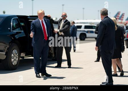 Le président américain Donald Trump, se fait un grand pas en avant lorsqu'il voyage de l'aéroport international de Phoenix Sky Harbor à Honeywell International le 5 mai 2020 à Phoenix, Arizona. Banque D'Images