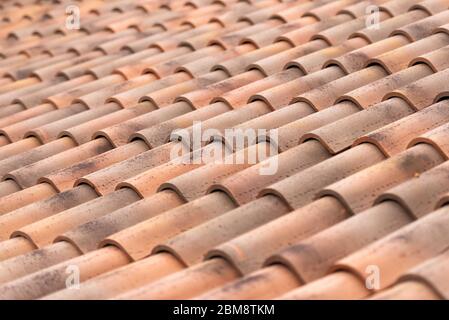 Carreaux d'argile gros plan. Vieux carreaux sur les maisons de Toscane. L'ancienne technologie est meilleure que les nouvelles. Banque D'Images