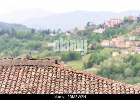 Carreaux d'argile gros plan. Vieux carreaux sur les maisons de Toscane. L'ancienne technologie est meilleure que les nouvelles. Banque D'Images