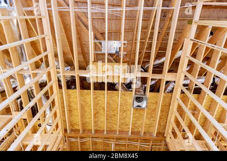 Toit de bâtiment dans les systèmes de ventilation de refroidissement d'air sous le toit Banque D'Images