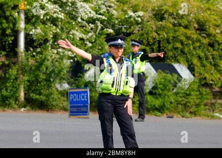 Des policiers ont dirigé la circulation à l'écart d'un incident de police sur Barnsdale Road à Allerton Bywater, West Yorkshire UK, après un renversement de véhicule. Banque D'Images