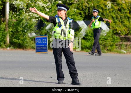 Des policiers ont dirigé la circulation à l'écart d'un incident de police sur Barnsdale Road à Allerton Bywater, West Yorkshire UK, après un renversement de véhicule. Banque D'Images