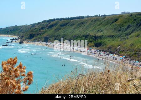 Vasto, Abruzzo/Italy-The sunny parc naturel plage de Punta Aderci. Banque D'Images