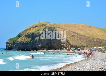 Vasto, Abruzzo/Italy-The sunny parc naturel plage de Punta Aderci. Banque D'Images