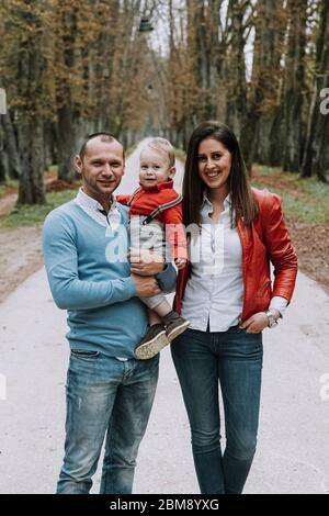 Bonne famille femme et homme avec un garçon de 1 an à l'extérieur dans le parc Banque D'Images