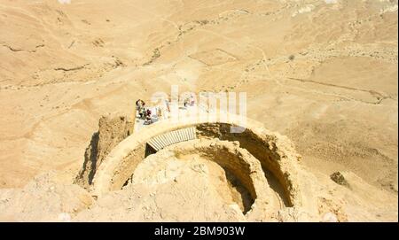 Masada, un célèbre site touristique en Israël d'une vue aérienne avec les touristes sur le bord de la mer., entouré de sable dans le désert. Banque D'Images