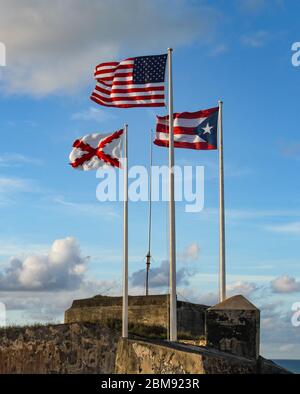 Les trois drapeaux qui volent à El Morro dans le vieux San Juan, Porto Rico. Drapeaux américains, portoricains et de la Croix de Bourgogne. Banque D'Images