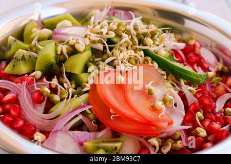 salade d'été saine avec pousses, laitue, tomate, pomme, oignon et pois chiches Banque D'Images