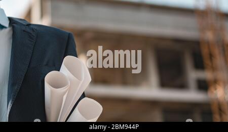 Jeune homme beau des projets d'ingénieur civil dans ses mains, Turquie, ingénieur civil, plan de construction Banque D'Images
