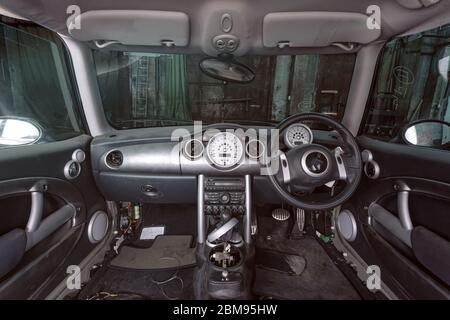 Intérieur de voiture démonté avec portes. Fauteuils et autres panneaux dans un atelier de voiture.travaux au service auto Banque D'Images
