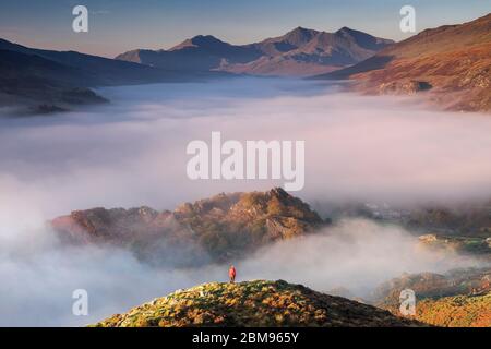 The Snowdon Range, The Pinnacles & Dyffryn Mymbyr, entouré de Fog, parc national de Snowdonia, au nord du pays de Galles, Royaume-Uni Banque D'Images