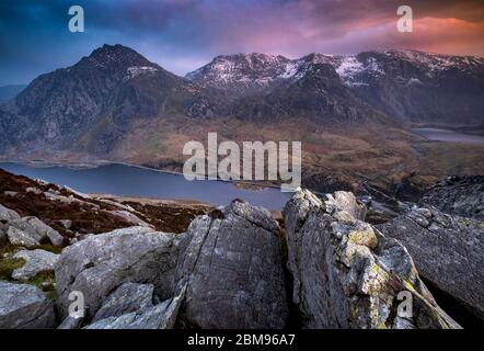 Tryfan, Llyn Ogwen, MCG Idwal et les montagnes Glyderau au coucher du soleil, Ogwen Valley, parc national de Snowdonia, pays de Galles du Nord, Royaume-Uni Banque D'Images