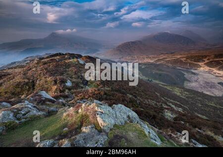 Big Skies au-dessus de Crimpiau, en regardant Dyffryn Mymbyr et Moel Siabod et le Glyderau, Parc national de Snowdonia, au nord du pays de Galles, Royaume-Uni Banque D'Images