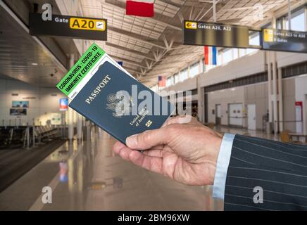 Maquette du terminal de l'aéroport avec un homme d'affaires qui tient le passeport et le certificat d'immunité au coronavirus Banque D'Images