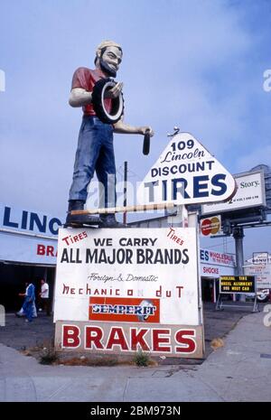 Grand chiffre publicitaire maintenant des pneus devant l'atelier Lincoln Discount Tyres à Santa Monica, CA vers 1978 Banque D'Images