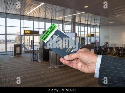 Maquette du terminal de l'aéroport avec homme d'affaires qui tient le passeport américain et le certificat d'immunité au coronavirus Banque D'Images