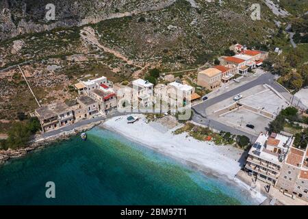 Vue aérienne de la plage vide dans le village de Gerolimenas, région de Mani, Lakonia, Péloponnèse, Grèce. Banque D'Images