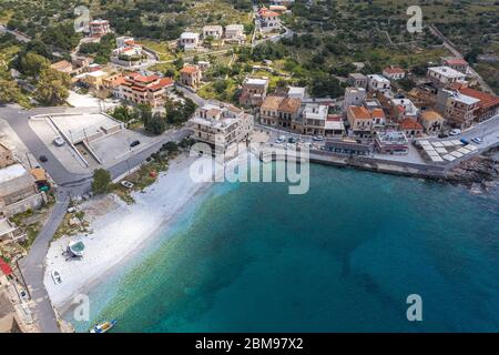 Vue aérienne de la plage vide dans le village de Gerolimenas, région de Mani, Lakonia, Péloponnèse, Grèce. Banque D'Images