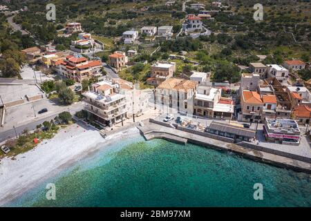 Vue aérienne de la plage vide dans le village de Gerolimenas, région de Mani, Lakonia, Péloponnèse, Grèce. Banque D'Images