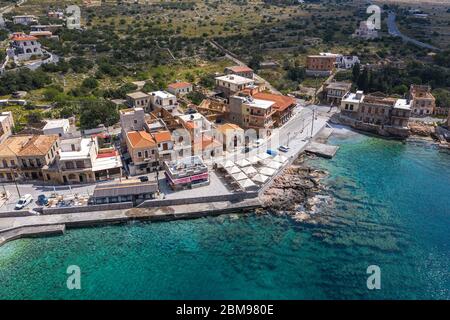 Vue aérienne de la plage vide dans le village de Gerolimenas, région de Mani, Lakonia, Péloponnèse, Grèce. Banque D'Images