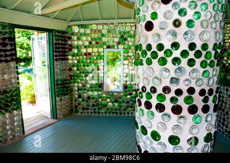 Cap-Egmont, Canada - 8 août 2016 : bouteilles en verre cimentées pour créer des maisons à bouteilles par Edouard T. Arsenault Banque D'Images