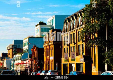 Halifax, Canada - le 13 août 2016 : bâtiments commerciaux sur la rue Brunswick, devant la citadelle de Halifax Banque D'Images