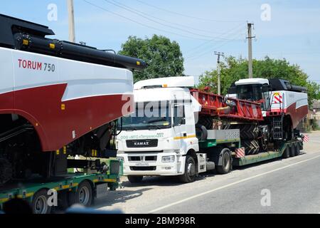 Stavropol, Russie - 13 juin 2019 : transport de moissonneuses-batteuses sur des routes communes. Banque D'Images