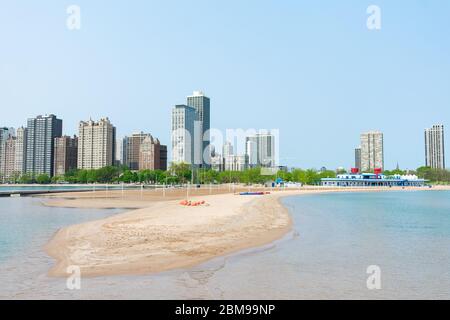 North Avenue Beach et le lac Michigan avec des gratte-ciels sur le lac Shore Drive à Chicago Banque D'Images