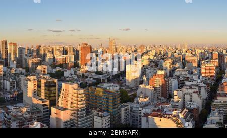 Vue en soirée de Buenos Aires, capitale de l'Argentine, vue du quartier de Belgrano vers Puerto Madero à l'horizon. Haute résolution Banque D'Images