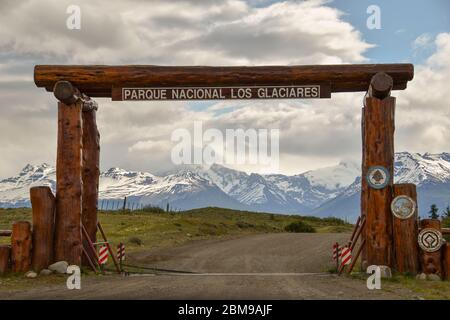 entrée au parc national de Los Glaciares dans la zone de Lago Roca avec chaîne de montagnes des andes au printemps Banque D'Images