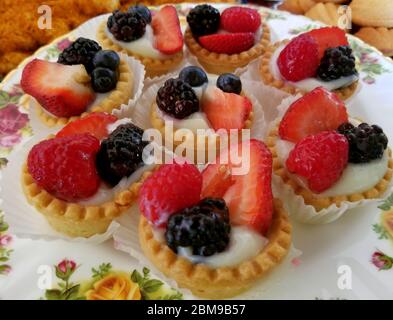 Tartes au cheesecake aux fraises, framboises et mûres Banque D'Images